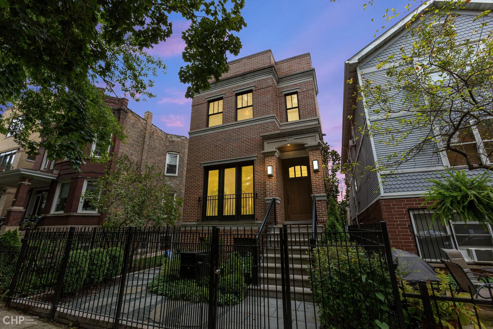 Sold: 1651 N Oakley Avenue, Chicago, IL 60647 | 5 Beds / 3 Full Baths / 1  Half Bath | $1,670,000