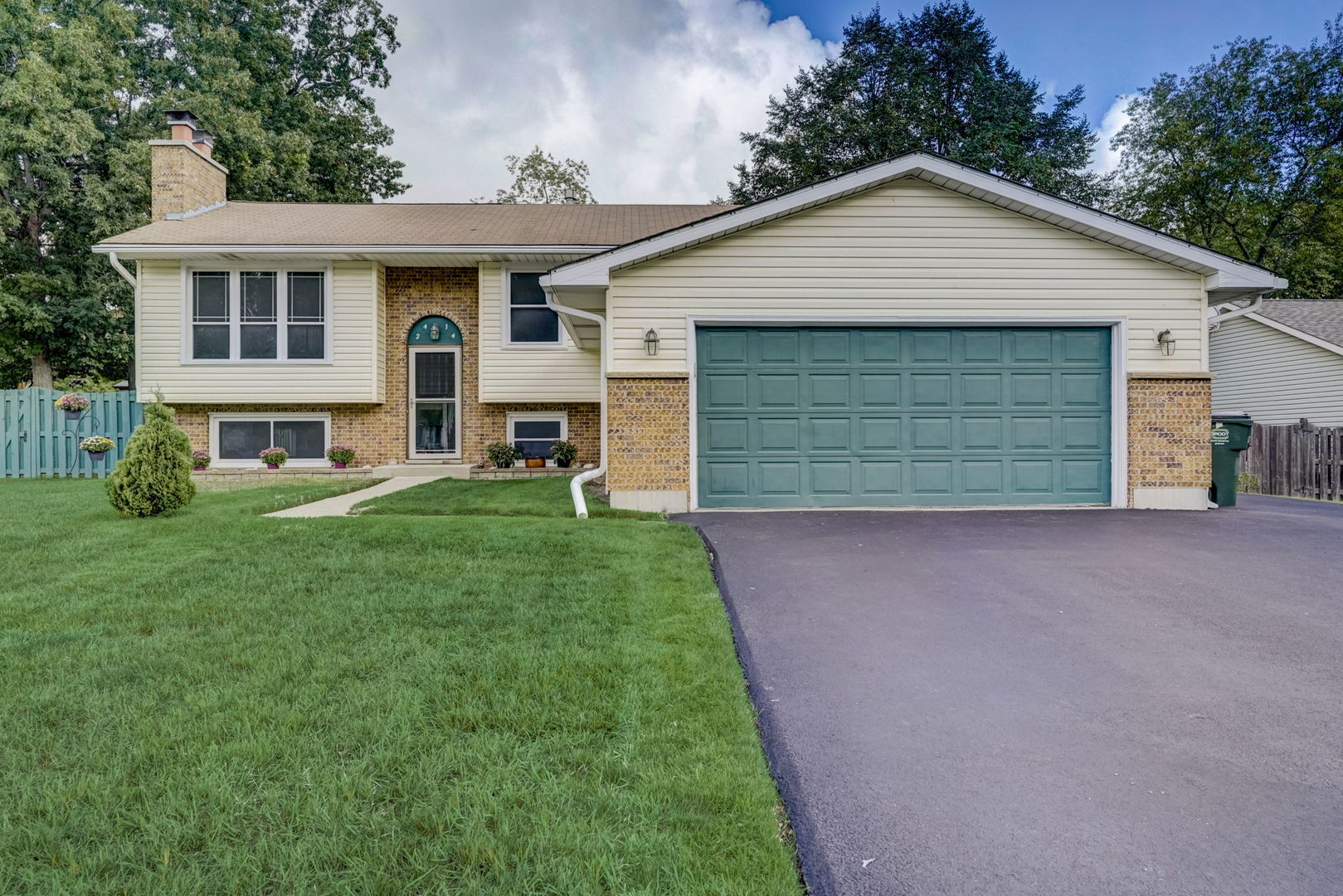 For Sale 2414 Mallard Drive, Lindenhurst, IL 60046 3 Beds / 2 Full Baths 315,000
