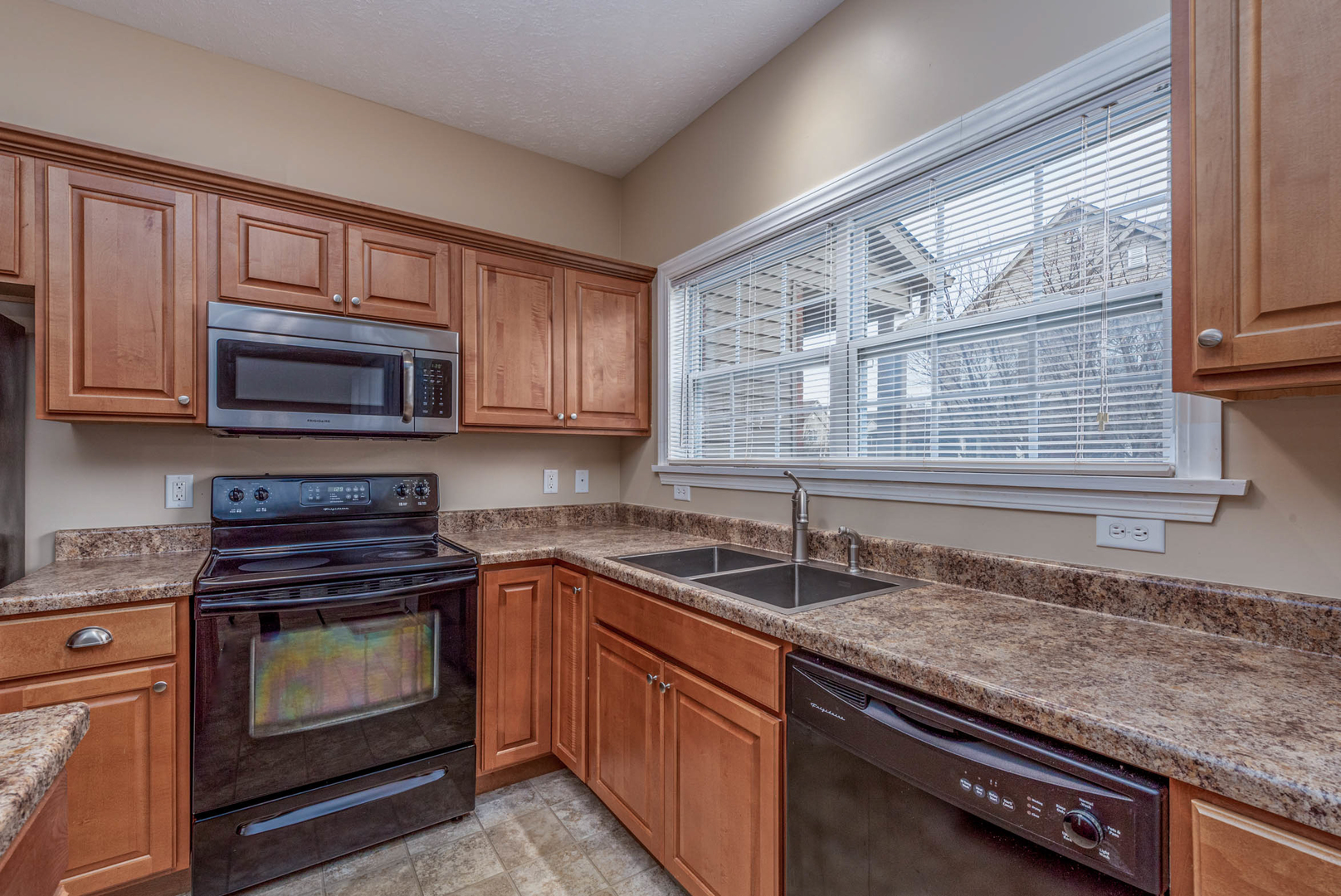 For Sale 605 Clayton Circle 605 Sycamore Il 60178 2 Beds 2 Full Baths 1 Half Bath 155000