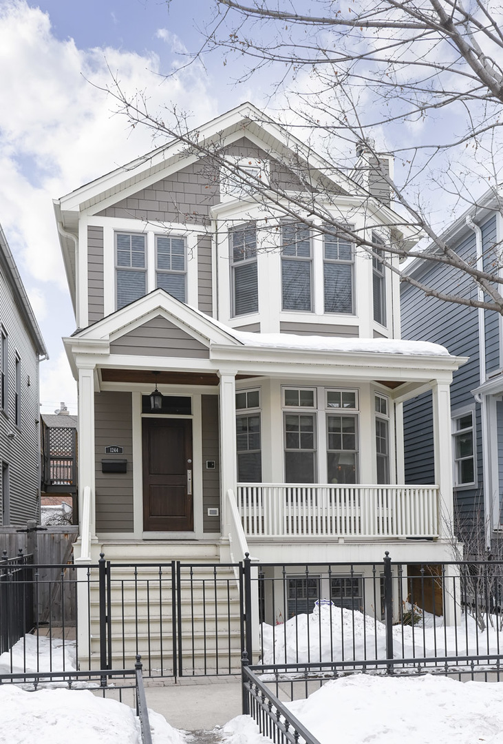 Sold 1244 W Barry Avenue, Chicago, IL 60657 5 Beds / 3 Full Baths