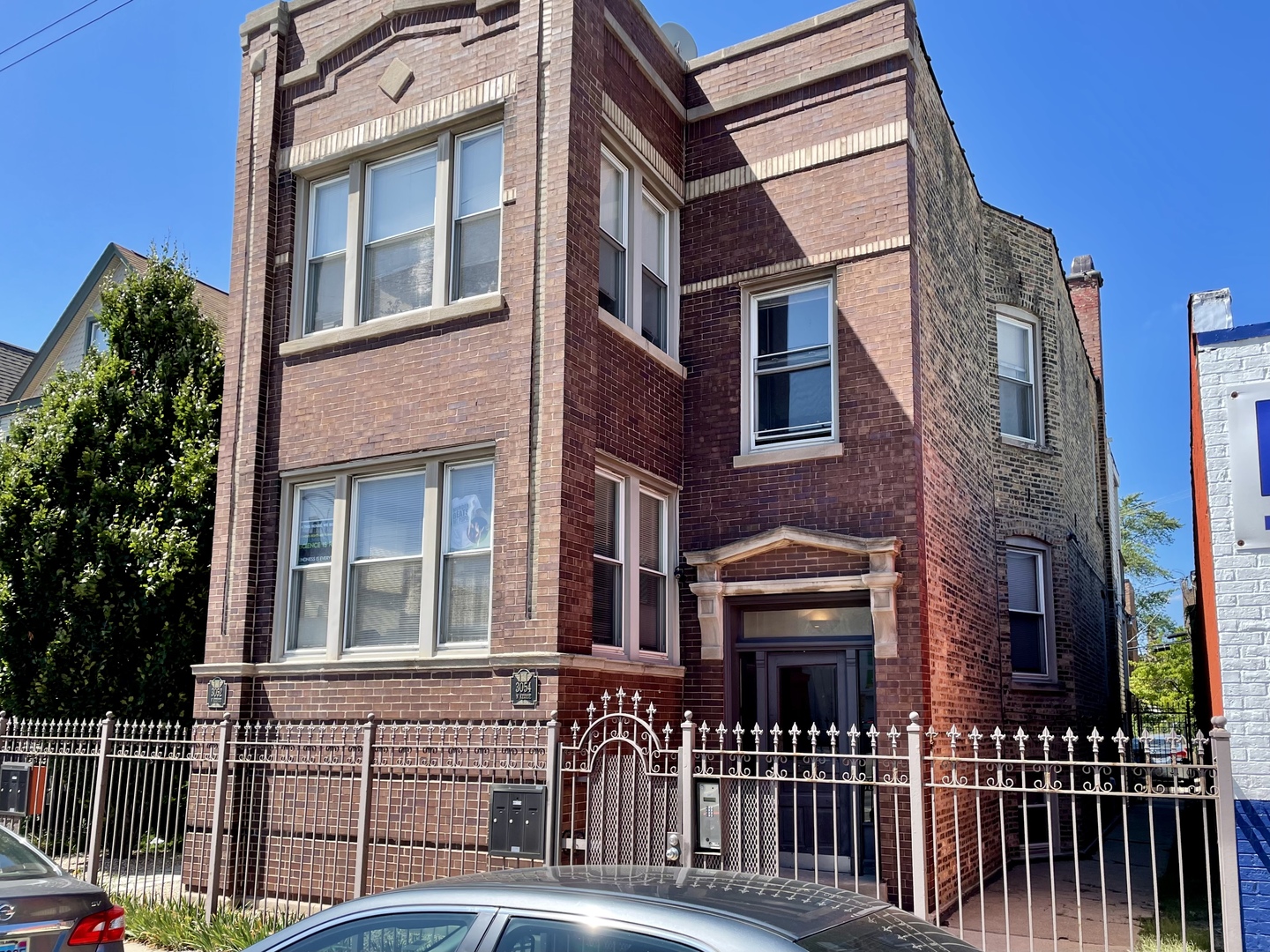 Sold: 3052 N Kedzie Avenue, #2R, Chicago, IL 60618 | 2 Beds / 1 Full Bath |  $268,000