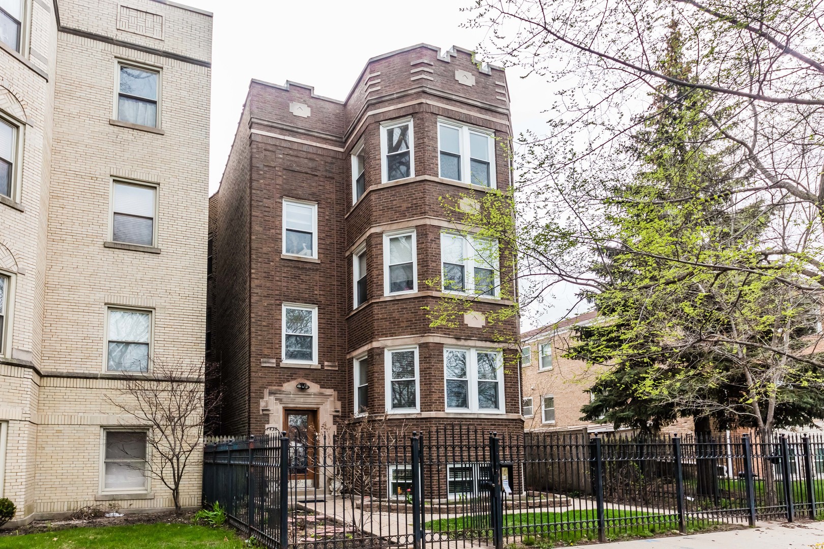 Sold: 7438 N Oakley Avenue, #1, Chicago, IL 60645 | 3 Beds / 2 Full Baths |  $235,000