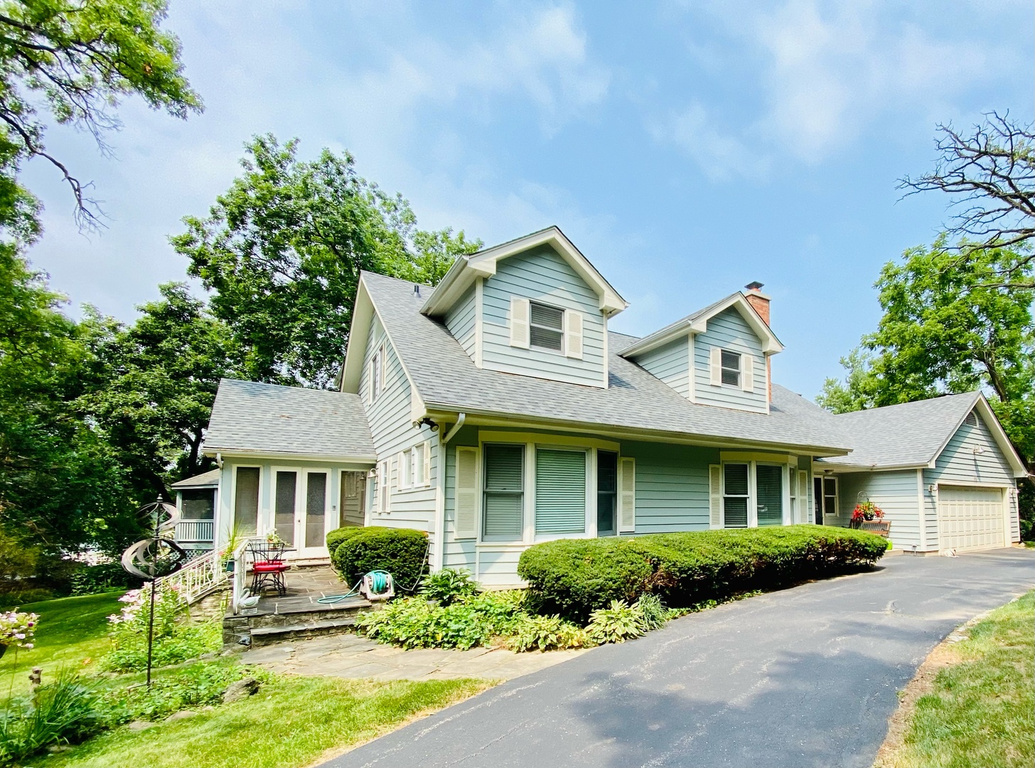 For Sale 318 E Lake Shore Drive, Tower Lakes, IL 60010 3 Beds / 3