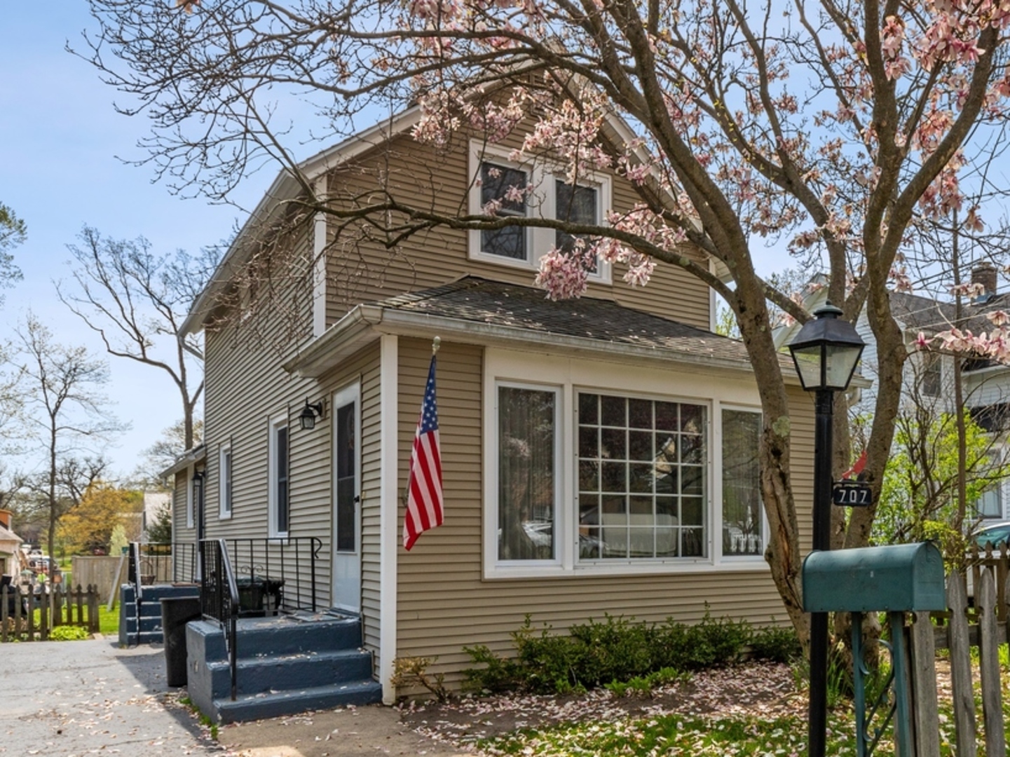 For Sale 707 Cherry Avenue Lake Forest Il 3 Beds 2 Full Baths 350 000